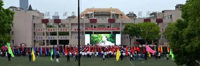 江都中学举行2022届高中毕业典礼