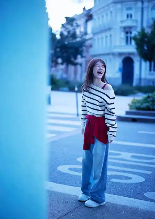 赵露思黄昏慵懒街拍, 休闲装扮清爽可爱 !