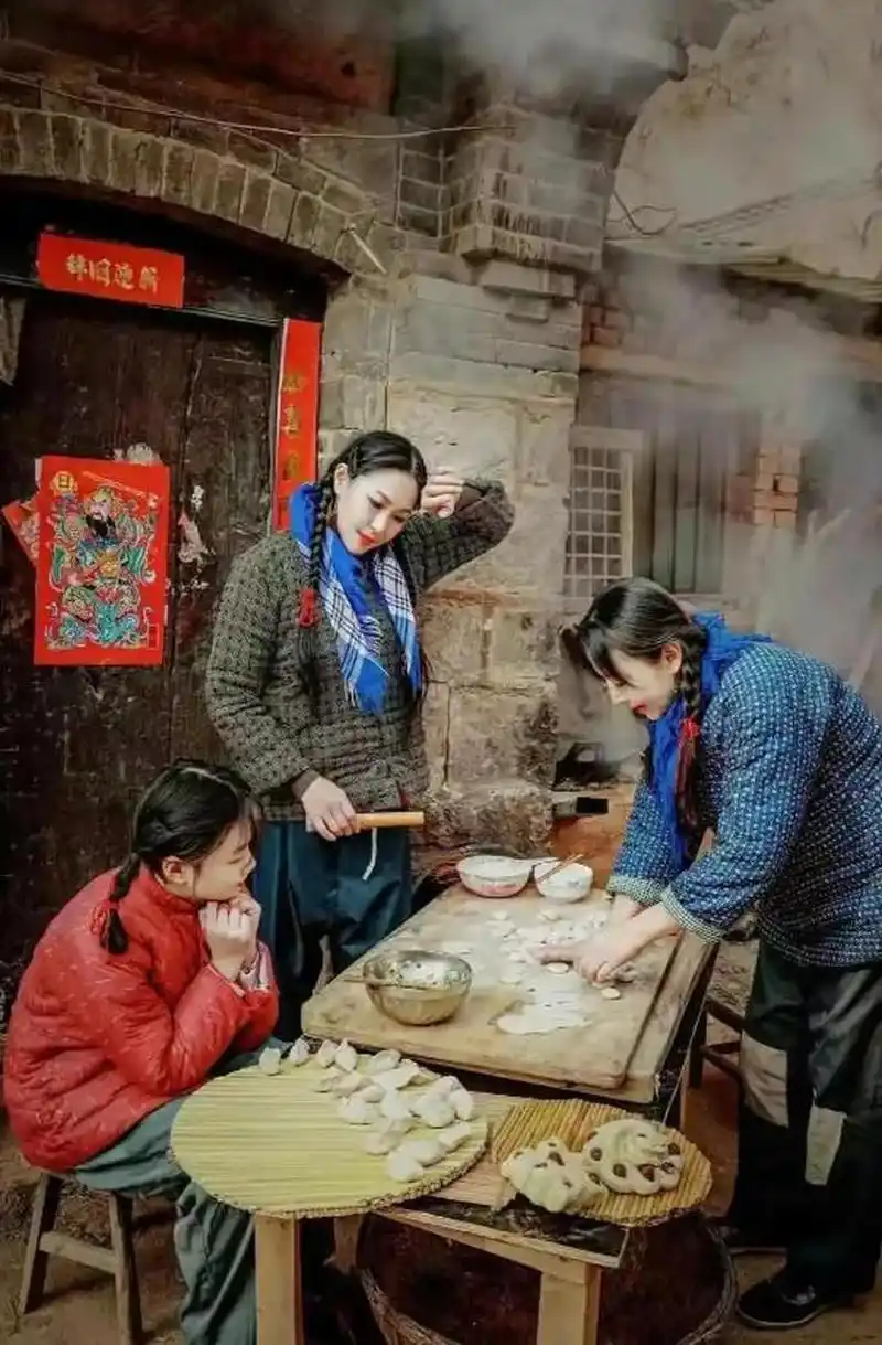 这是网上流传的一张过年(大概是80年代)包饺子的老照片!