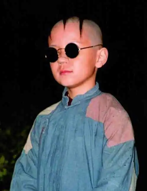 1987年出生的他,在8岁那年出演个人首部电视剧《三毛流浪记》进入影艺