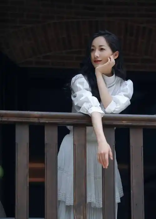 原创韩雪没老就算了穿灯笼袖衬衫配白色轻纱裙37岁逆生长成少女