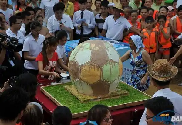 广东景区足球冰激凌净重超百公斤 千人同吃消暑气(组图)