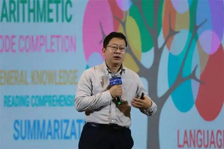 王金桥在主题演讲《多模态大模型赋能城市高质量发展》中指出,人工