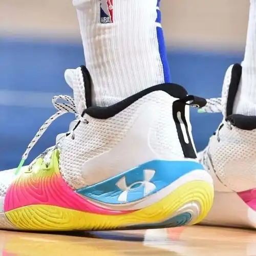 去年安德玛正式为恩比德推出个人签名鞋,这也是市面上唯一为中锋球员