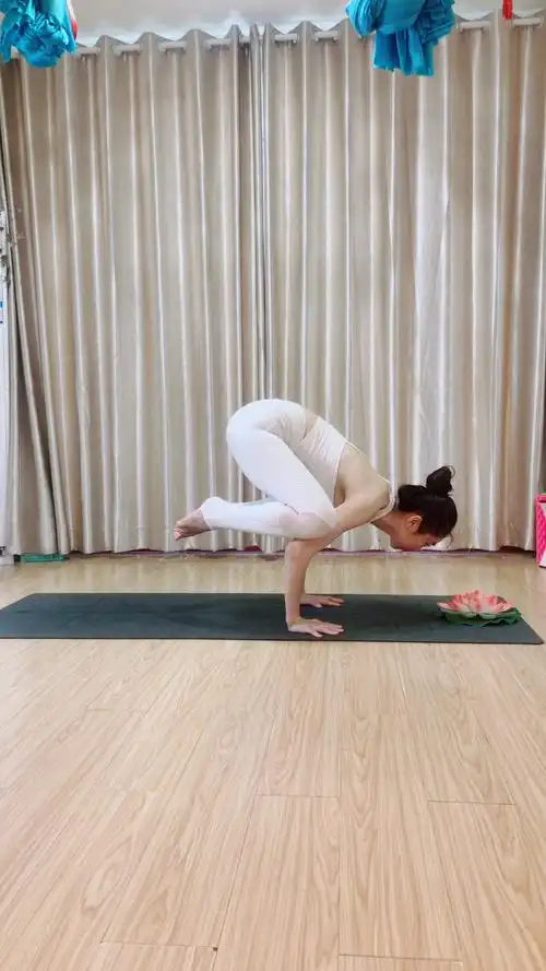 瑜伽高级体式:鹤禅式~可以很好的提高平衡感,初学者不要轻易模仿哦