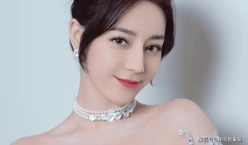 就比如在2013年出道的迪丽热巴,热度和知名度都比陈小纭高出了一个