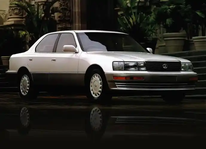 1989年,丰田汽车公司推出了雷克萨斯品牌的首款轿车