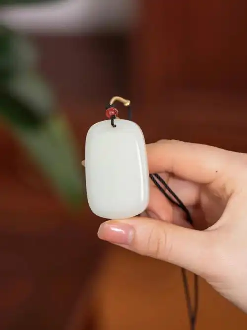 大繁之下难得极简白玉平安无事牌