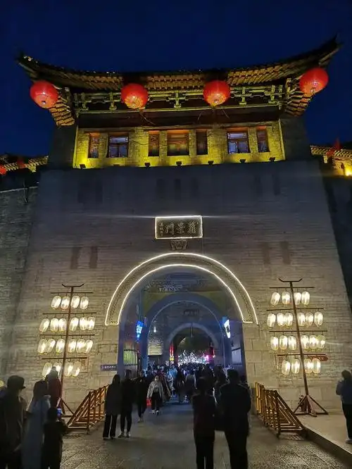 洛阳丽景门是一座闻名遐迩的古代城门,它在夜晚静静地矗立在城市中心