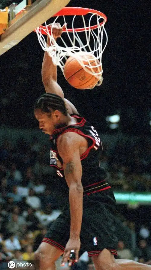 艾弗森迎45岁生日 回顾"答案"传奇生涯