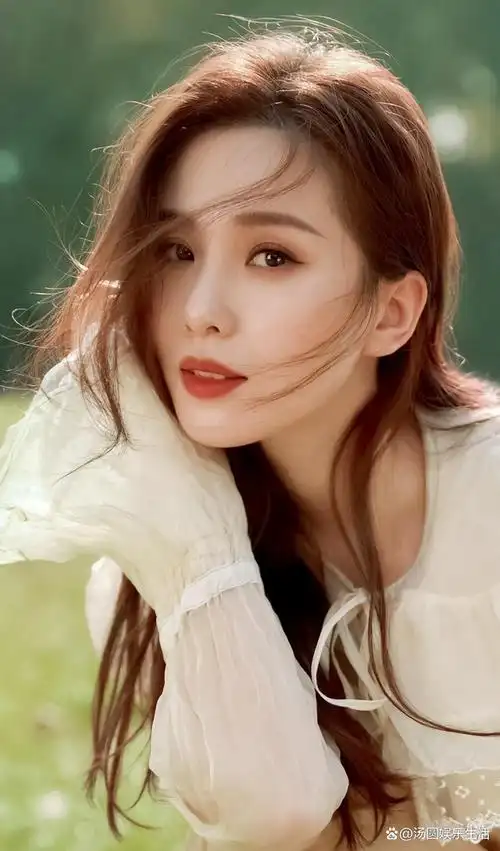 刘诗诗,中国内地影视明星,凭借宫廷剧《步步惊心》获得第18届上海电视