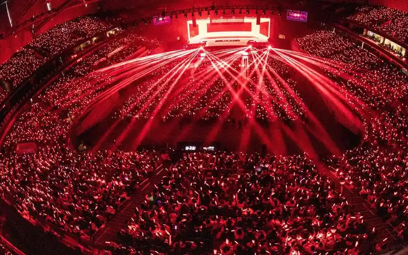 肖战粉丝慷慨请王俊凯粉丝看红海