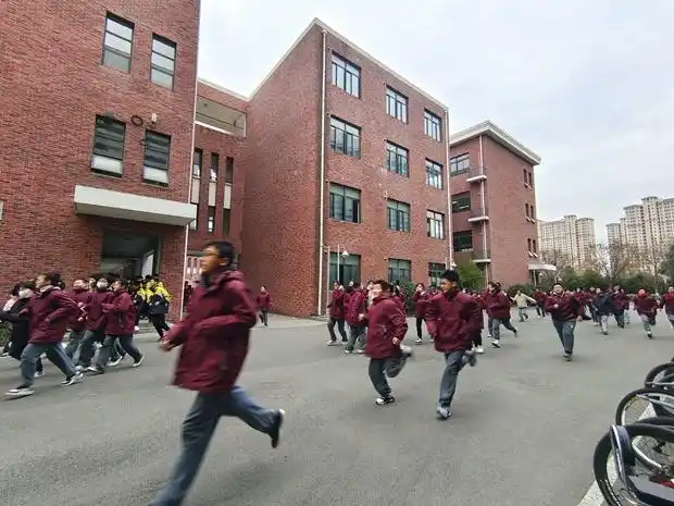 滨江中学举行安全紧急疏散演练