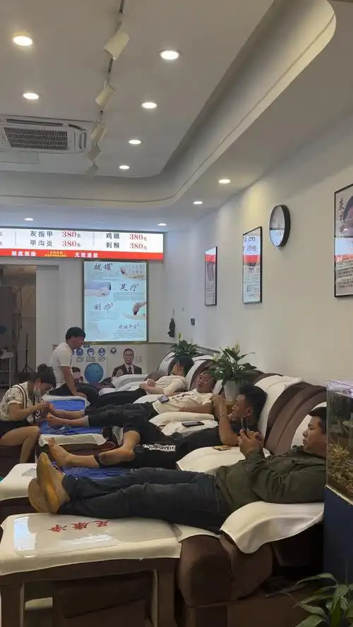 话不多说我是开足疗店的,哈哈-度小视