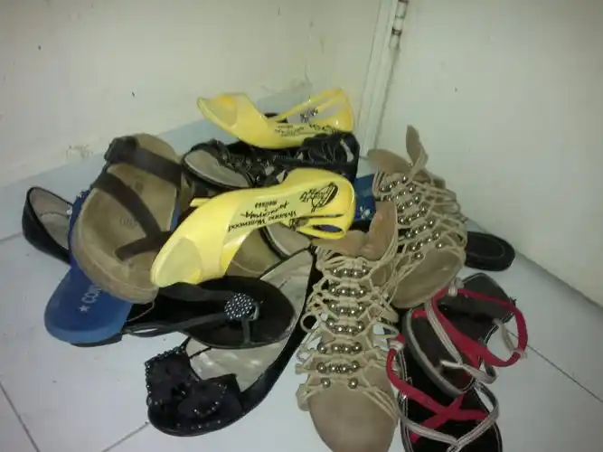 我是一个女高中生 这些鞋子都是 在楼下的垃圾堆里的 我路过用手机拍