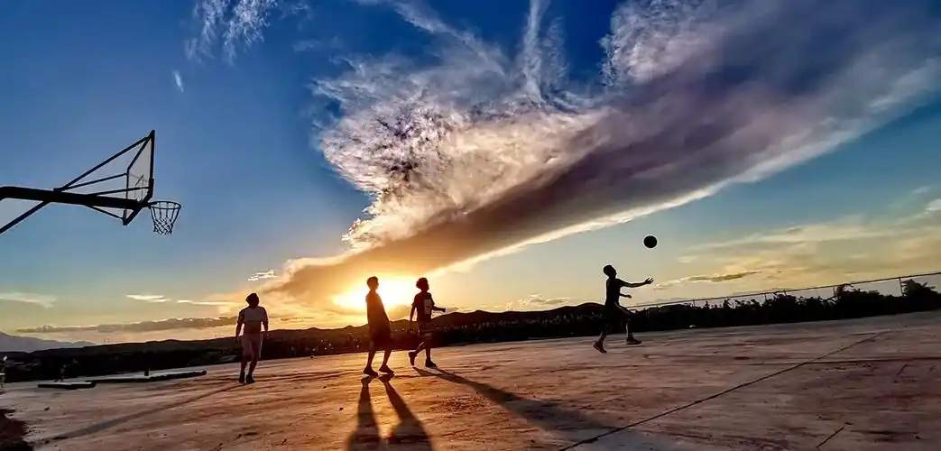 一组夕阳下活力四射的小伙打篮球