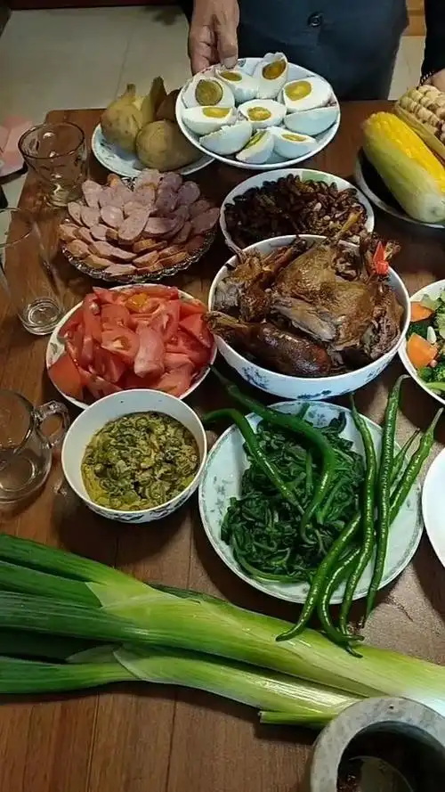 都是一些家常便饭,也是农村人习惯的饭菜!