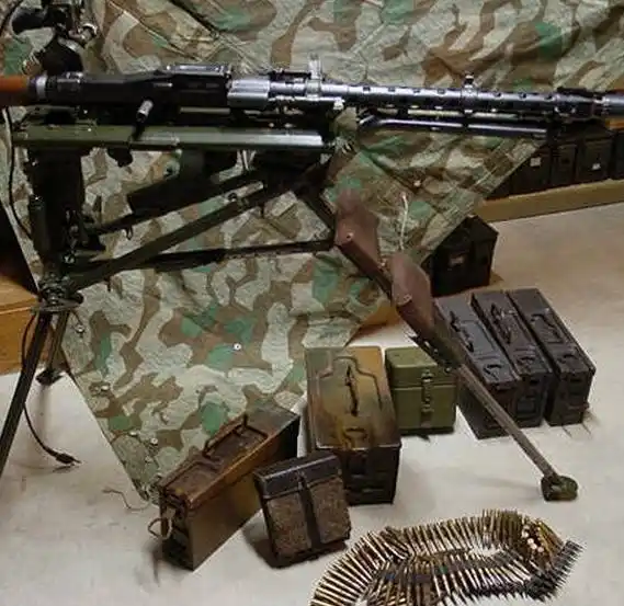 34)是德国在1934年起采用的弹链供弹式机枪,在1935年开始装备部队,mg3