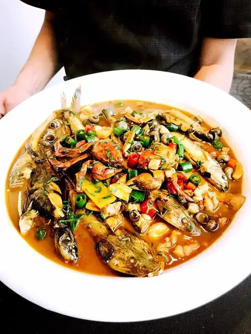 特色红烧长江杂鱼将野鲫鱼,昂刺鱼,江白条等多种长江鲜鱼一起入锅,汇