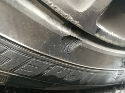 轮胎侧面蹭成这样