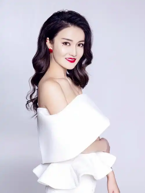 p data-id="gnbi3x1pyi">朵尔娜 中国内地女演员 出生于内蒙古