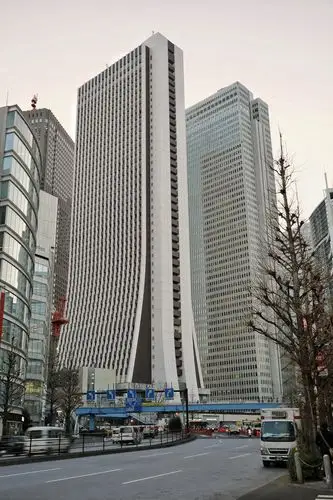 东京新宿街头的高楼大厦.