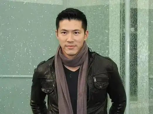 48岁黄少祺与交往14年女友低调结婚育有2个儿子颜值高