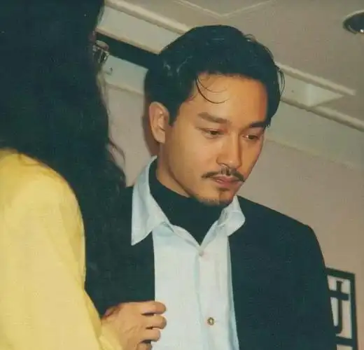 留起小胡子的张国荣大家有没有见过呢?小蓄胡渣的哥哥也有型男魅力.