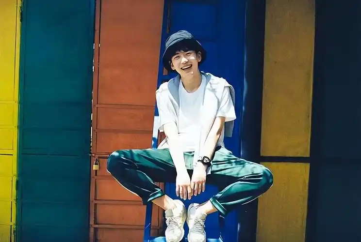 男生拍照姿势怎么摆掌握这些拍照姿势拍出男神风格