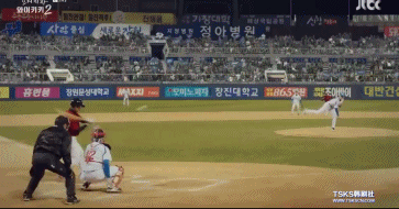 镜头一转,此刻登场的是大韩民国最强的棒球选手国奇峰