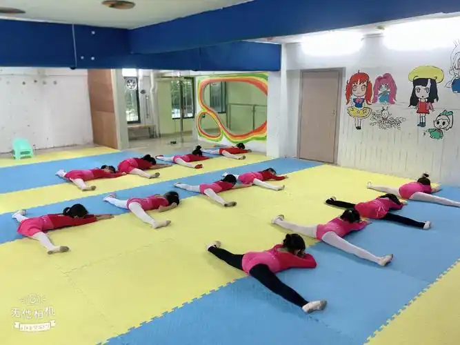 我们中国舞三级班强化了常规的软开度基本功训练,比如横叉竖叉,控腰