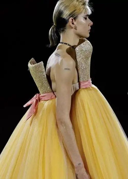 伦敦时装周"反重力裙"太疯批!被吐槽是"灵异表演"!