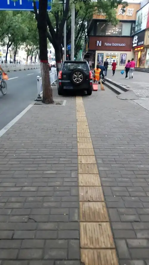机动车乱停乱放占压盲道