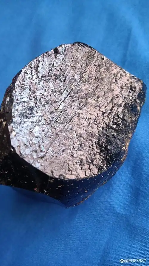 我国发现的黑色的玻璃陨石,其实也是一种碳质球粒陨石!