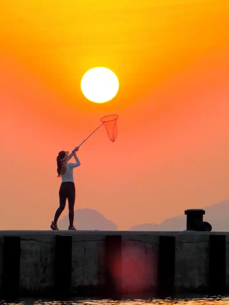 玩夕阳 每次最放松惬意的时候 便是下了班 一个人戴着耳机 绕点远路