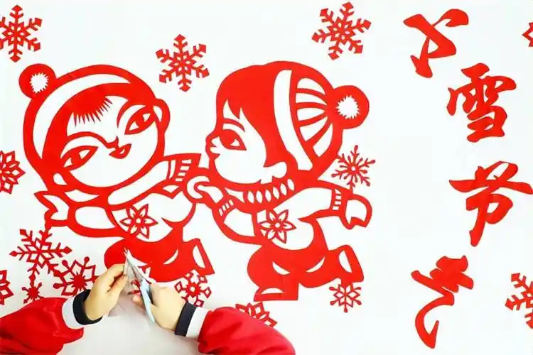 河北唐山市丰润区新军屯镇中心幼儿园:剪"雪花" 迎"小雪"_小朋友_剪纸