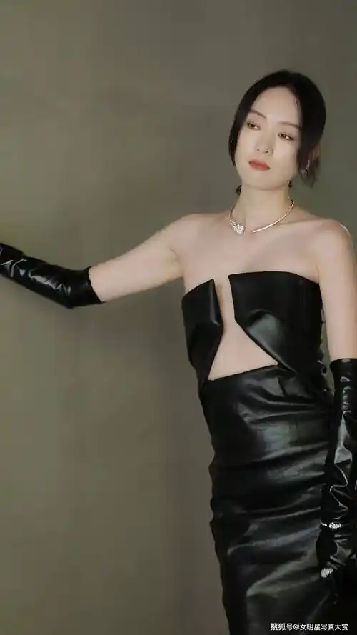 【童瑶性感写真美图】黑色皮革裙,先锋前卫,elle风尚大典_电视剧_角色