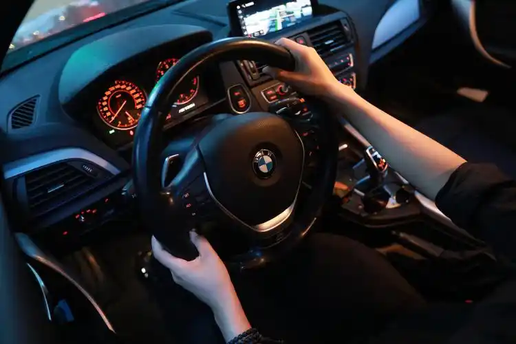 图片评论 方向盘是m performance样式,手感很舒服,也很容易控制方向