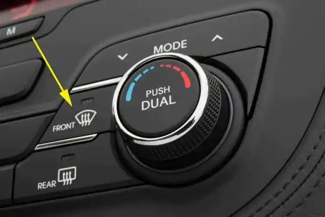 如果后风挡玻璃有霜气,则要打开后风挡玻璃加热器,尽快消除雾气,以免