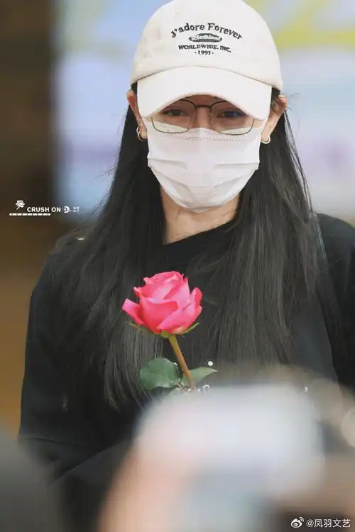 迪丽热巴被送玫瑰花##迪丽热巴戴口罩笑颜