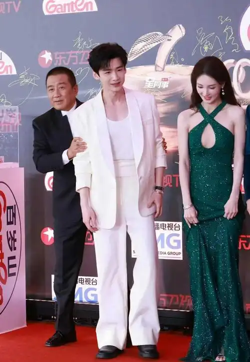 66岁丁勇岱携张雨绮走红毯拘谨表现获赞正派风范