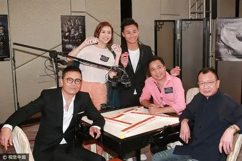 《使徒2》麻雀王大赛主创拼牌技 宣萱给苗侨伟比兔耳朵超鬼马