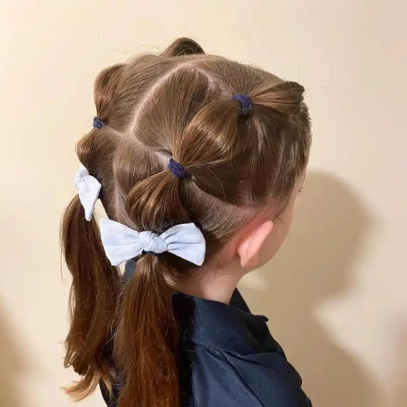 小女孩可爱发型推荐之双马尾泡泡辫子一看 看上去很简单,家有小公主的