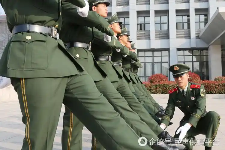 组织官兵开展集中队列训练,狠抓每一个细节和动作要领,指挥员口令准确