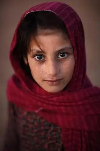 阿富汗难民营里的小姑娘.瘦削的脸上洒.