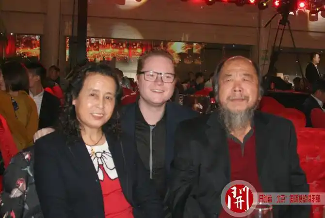 赛鸽名家骆玉梅夫妇和国际最佳飞鸽奖获得者——丹尼斯合影参加晚宴的