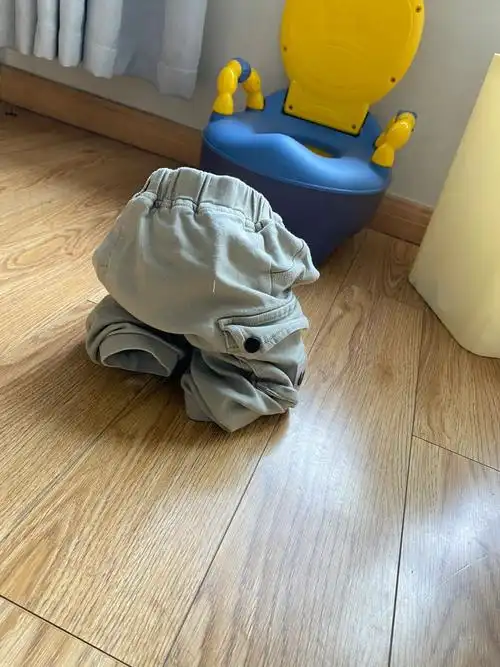 少爷拉个屎把裤子脱成这样