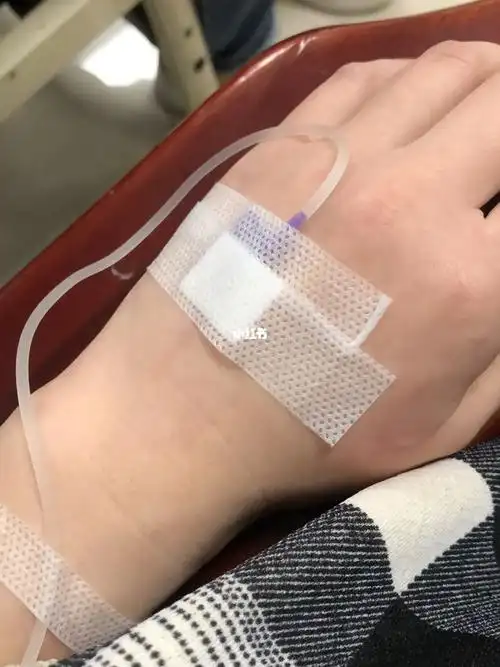 丢死人了痛经被两个朋友推着轮椅送到医院打点滴,咔咔冒冷汗,还吐00