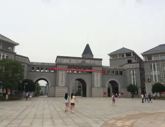 湖南第一师范学院,更名"湖南第一师范大学"?湖南师大不乐意了