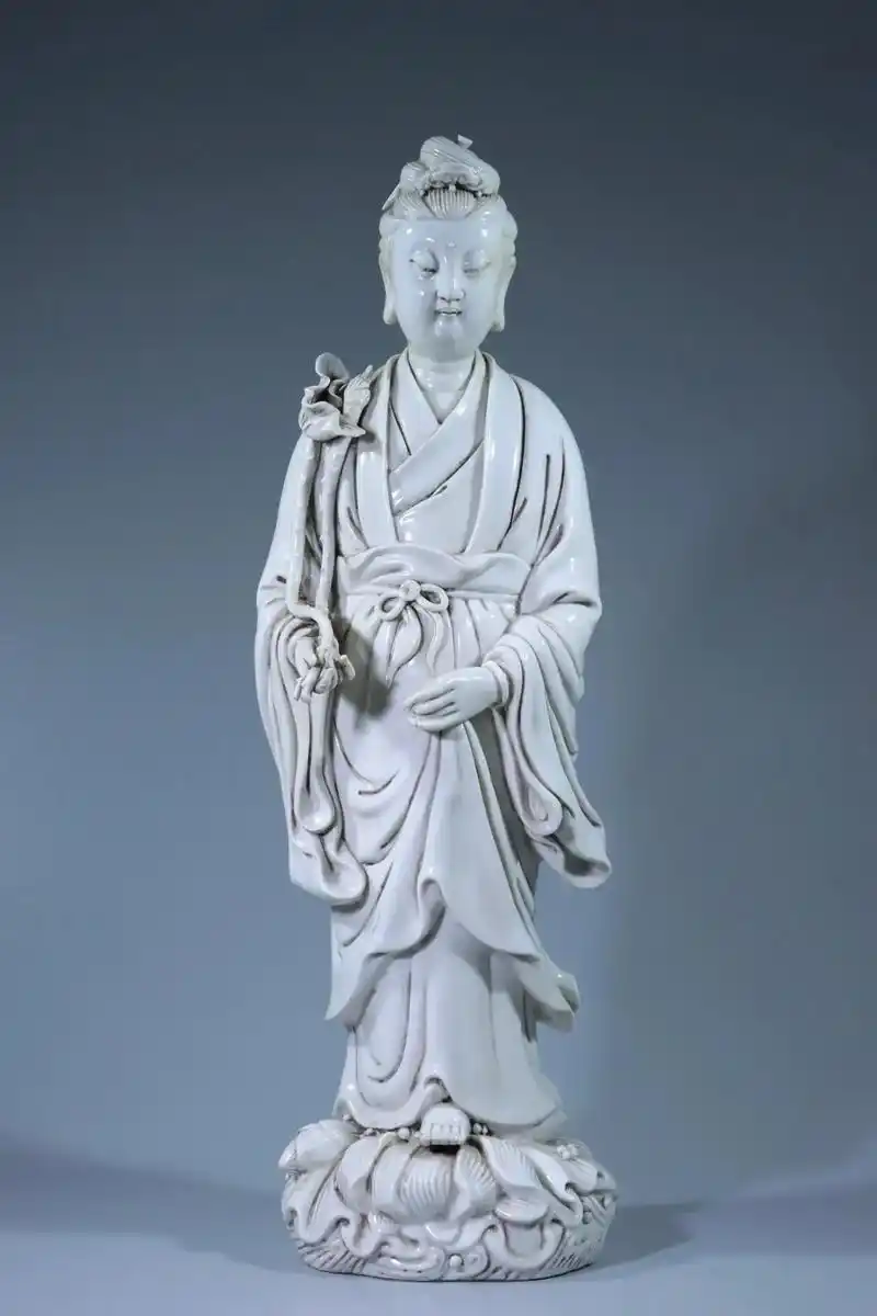 德化白瓷何朝宗款持莲观音摆件 规格:高46.5cm宽14cm - 抖音